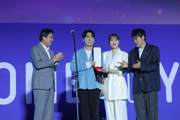 25일 부산 해운대구 영화의전당에서 진행된 제11회 부산국제코미디페스티벌 개막식에서 코미디 유튜브 대상을 시상한 가운데 '숏박스' 팀이 대상을 수상했다(제공: ㈔부산국제코미디페스티벌 조직위원회).