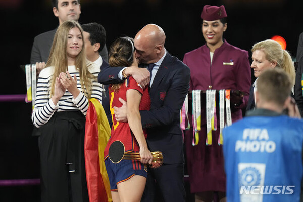 [시드니=AP/뉴시스] 지난 20일 여자월드컵 결승 시상식 강제 입맞춤으로 논란이 된 스페인축구협회장.