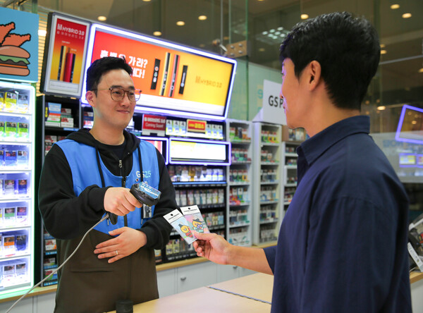 고객이 GS25에서 외국인 전용 교통카드 ‘한복춘식로카M’을 구매하고 있다. (제공: GS리텡리)
