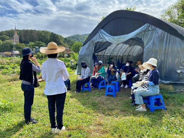 문화센터 가을학기 산지투어에 참여한 수강생들. (제공: 롯데백화점)