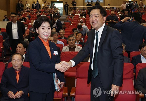 28일 국회에서 열린 한국의희망 중앙당 창당대회에서 양향자 공동대표(왼쪽)와 금태섭 전 의원이 인사를 하고 있다. 2023.8.28 (출처: 연합뉴스)