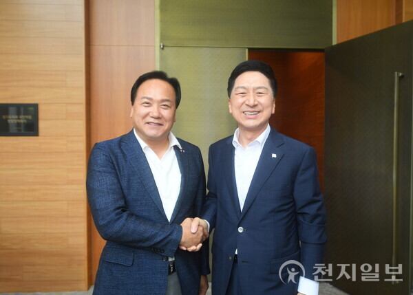 이권재 오산시장(왼쪽)과 국민의힘 김기현 당 대표. (제공: 오산시) ⓒ천지일보 2023.08.31.