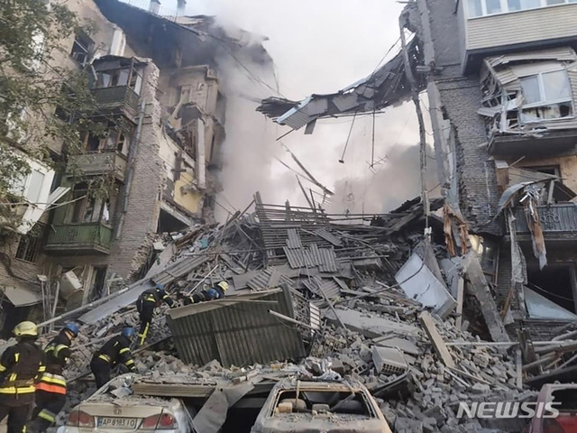 6일(현지시간) 우크라이나 남부 자포리자 주거지 건물이 러시아의 미사일 공격으로 파괴돼 소방관들이 작업하고 있다. (출처: 뉴시스)
