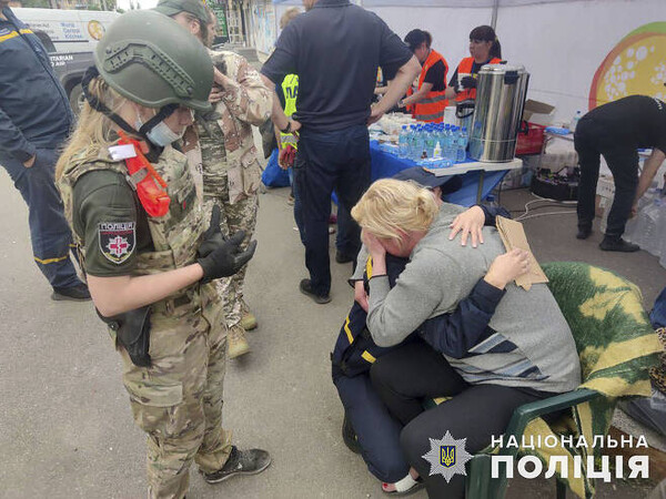 28일(현지시간) 우크라이나 동부 도네츠크주의 주요 도시인 크라마토르스크에서 전날 러시아 미사일 공격으로 파괴된 식당 앞에서 심리 상담가가 한 희생자의 가족을 껴안아주고 있다.(AP/연합뉴스)