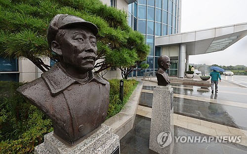 서울 용산구 국방부 청사 앞에 설치된 고 홍범도 장군 흉상 모습 (출처: 연합뉴스)