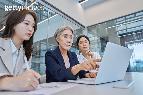 일하는 여성 노인 이미지. (출처: 게티이미지뱅크)