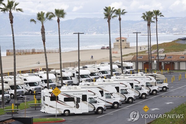 사진은 캘리포니아주 LA 카운티 내 엘세군도 해변에 주차된 RV 차량들 (출처: EPA, 연합뉴스)