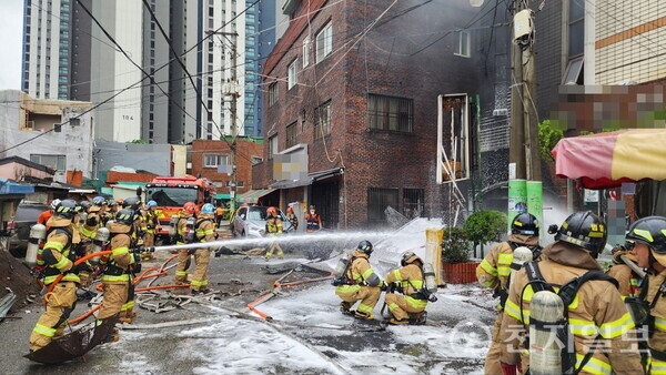 1일 오후 1시 40분께 부산 동구 좌천동의 한 목욕탕 건물에서 화재가 발생해 17명이 다치는 사고가 발생했다. 사진은 화재 진압 현장. (제공: 부산경찰청) ⓒ천지일보 2023.09.01.