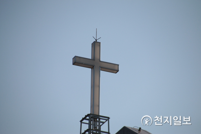 교회 지붕 위에 걸린 십자가. ⓒ천지일보 2020.12.29
