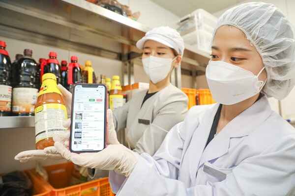 직원이 현대그린푸드에서 운영 중인 단체급식 사업장에서 스마트폰으로 식자재를 검수하고 있다. (제공: 현대백화점그룹)