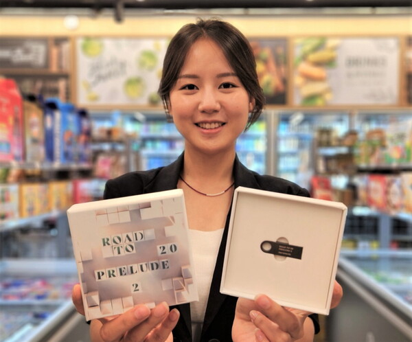 모델이 서울 성동구에 위치한 이마트24 매장에서 조용필 한정판 USB 음반 상품을 선보이고 있다. (제공: 이마트24)