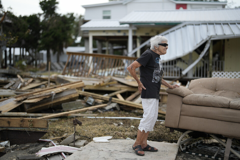 티나 브라더튼(88)이 태풍이 지나간 후 1일 플로리다주 호스슈 비치에 있는 자택과 완전히 파괴된 여관의 잔해를 망연자실한 표정으로 바라보고 있다. (AP/연합뉴스) 2023.09.04.