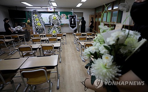 (서울=연합뉴스) 서이초등학교 교사의 49재 추모일인 4일 오후 서울 서이초등학교에서 고인의 지인들이 교실을 둘러보고 있다.