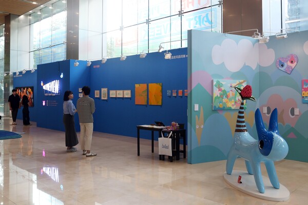 신한카드가 오는 22일까지 '2023 더프리뷰 아트위크 with 신한카드'를 개최한다. 사진은 신한카드 사옥 로비에 마련된 오픈 갤러리에서 관람객들이 작품을 둘러보는 모습. (제공: 신한카드) ⓒ천지일보 2023.09.05.