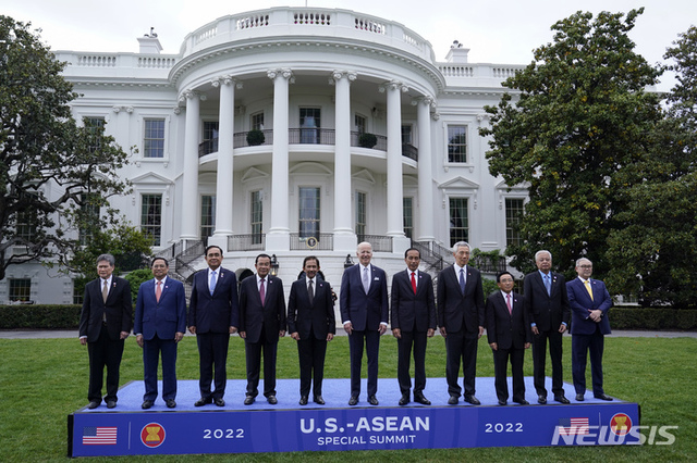 [워싱턴=AP/뉴시스] 조 바이든 미국 대통령이 지난 12일(현지시간) 백악관 사우스론에서 동남아시아국가연합(ASEAN&middot;아세안) 정상들과 단체 사진을 찍고 있다. 왼쪽부터 다토 림 족 호이 아세안 사무총장, 팜 민 찐 베트남 총리, 쁘라윳 짠오차 태국 총리, 훈센 캄보디아 총리, 하지 하사날 볼키아 브루나이 술탄, 조 바이든 대통령, 조코 위도도 인도네시아 대통령, 리셴룽 싱가포르 총리, 판캄 비파반 라오스 총리, 이스마일 사브리 야콥 말레이시아 총리, 테오도르 록신 주니어 필리핀 외무장관. 2022.05.13.