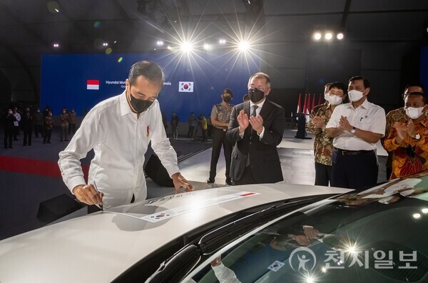 2022년 3월 현대자동차 인도네시아 공장 준공식에서 조코 위도도 인도네시아 대통령(앞줄 왼쪽 1번째)이 정의선 현대차그룹 회장(앞줄 왼쪽 2번째) 등의 박수를 받으며 전기차 ‘아이오닉5’에 기념 서명하고 있다. (제공: 현대자동차) ⓒ천지일보 2023.09.05.
