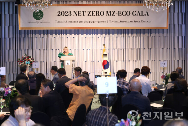 [천지일보=남승우 기자] 강채린 C&L 환경재단(C&L Sustainability Foundation) 대표가 5일 서울 강남구 노보텔 엠버서더 강남에서 C&L 환경재단 주최로 열린 ‘2023 MZ세대가 이끄는 탄소중립 환경 갈라(2023 NET-ZERO MZECO GALA)’에서 오프닝 연설을 하고 있다. ⓒ천지일보 2023.09.06.