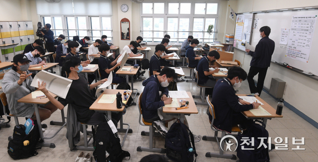[천지일보=남승우 기자] 2023학년도 대학수학능력시험 6월 모의고사가 열린 9일 오전 서울 용산고등학교에서 3학년 학생들이 시험지를 받아들고 있다. ⓒ천지일보 2022.6.9