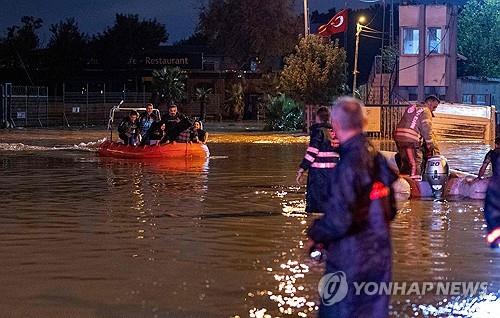 5일(현지시간) 튀르키예 이스탄불에서 홍수가 발생한 뒤 피해지역 주민들이 보트로 구조되고 있다. (AFP/연합뉴스) 2023.09.06.