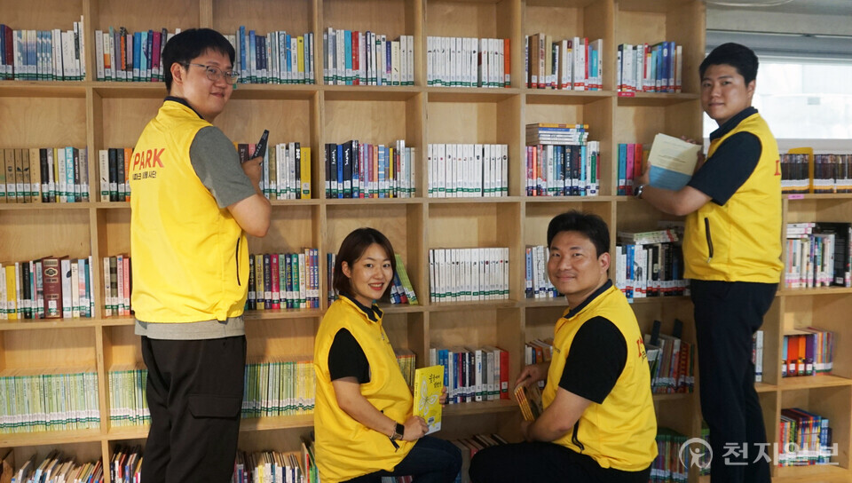 지난 6일, HDC현대산업개발 자원봉사자들은 심포니 작은 도서관 15호점 개소식을 열고 관내 시설물 정비와 일일 사서 봉사활동을 진행했다. (제공: HDC현대산업개발) ⓒ천지일보 2023.09.06.