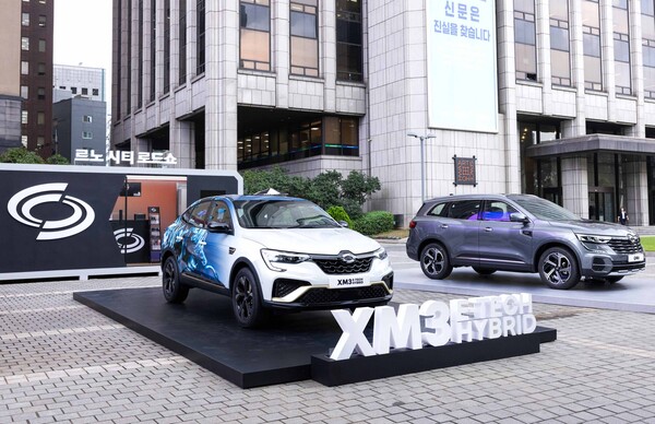 르노코리아자동차가 7일 부산시청에서 차량 전시 판촉 프로모션 개최행사를 진행한다. 사진은 서울 중구 프레스센터 앞에 전시된 XM3 E-TECH 하이브리드. (제공: 르노코리아)