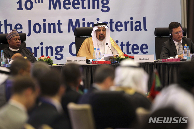 칼리드 알 팔리 사우디아라비아 에너지부 장관(가운데)이 23일(현지시간) 알제리의 수도 알제에서 열린 제10차 석유수출국기구(OPEC) 회의에서 발언하고 있다. (AP/뉴시스)