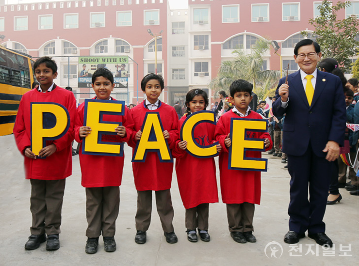 2015년 12월 21일 라마갸 학교에서 HWPL 평화 학교 선정 기념식이 열렸다. 이만희 대표(오른쪽 첫 번 째)와 학생들의 모습. (제공:HWPL) ⓒ천지일보 2023.09.08.