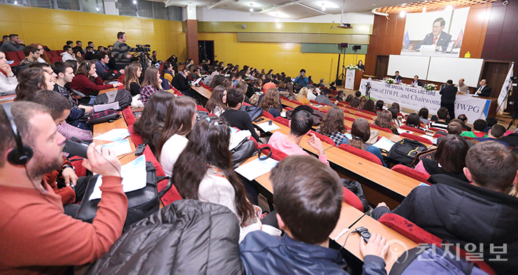 2015년 12월 10일 코소보 프리슈티나 대학교에서 이만희 대표의 초청강연과 HWPL 평화 학교 지정식이 열렸다. 행사 모습. (제공:HWPL)