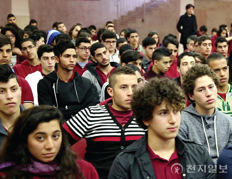 2015년 12월 2일 이스라엘 마르 엘리아스 교육 기관에서 HWPL 평화학교 선정 기념식이 열렸다. 행사 참석 학생들. (제공: HWPL) ⓒ천지일보 2023.09.08.