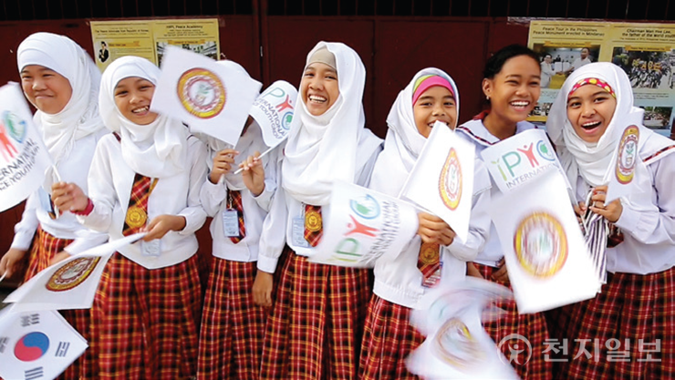 2016년 1월 27일 필리핀 코타바토 시 폴리테크닉 시립대학교에서 필리핀 18개 학교에 대한 HWPL 평화학교 선정식이 열렸다. 행사에 참석해 즐거워하는 학생들. (제공: HWPL) ⓒ천지일보 2023.09.08.
