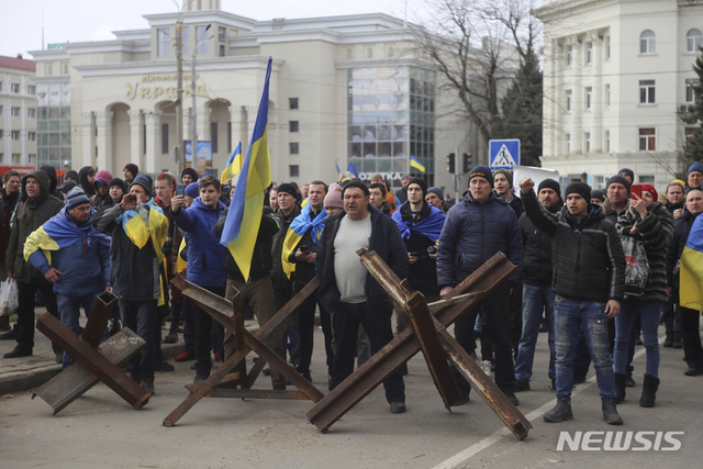 [헤르손=AP/뉴시스] 우크라이나 정부는 지난 25일(현지시간) 우크라이나 남부 헤르손을 완전히 장악한 러시아가 '위장' 주민투표를 시행해 이 지역을 '헤르손 인민공화국'으로 만들 것이라고 전했다. 사진은 지난 3월 7일 헤르손 주민들이 러시아의 점령에 반대하며 러시아 군인들을 향해 구호를 외치는 모습. 2022.04.28.