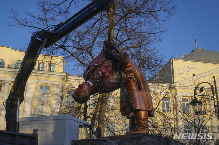 지난 2월 8일(현지시간) 우크라이나 키이우에서 시 근로자들이 구소련 조종사 발레리 치칼로프의 동상을 철거하고 있다. 우크라이나는 구소련과 러시아의 흔적을 지우는 작업을 가속화해 공공장소에 설치됐던 기념비 등을 철거하고 수백 개의 거리 이름을 자국 출신의 예술가, 군인, 지도자 등의 이름으로 바꾸고 있다. (AP/뉴시스) 2023.02.09.