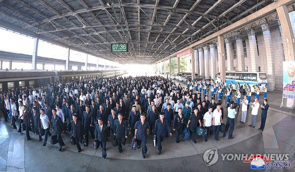 북한 정권수립 75주년 경축행사 참가자들이 수도시민들의 열렬한 환영을 받으며 ７일 평양에 도착했다고 조선중앙통신이 8일 보도했다. (출처: 연합뉴스)