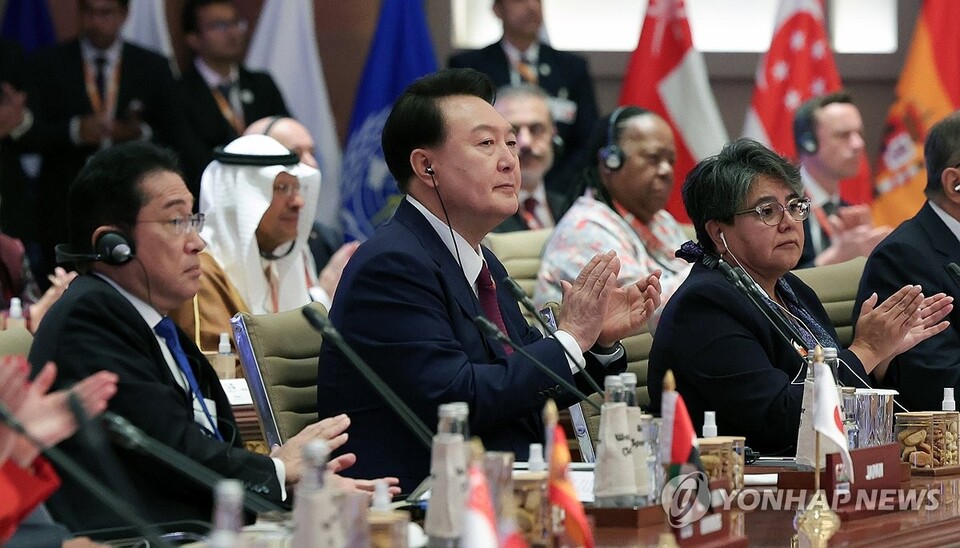 (뉴델리=연합뉴스) 윤석열 대통령이 9일(현지시간) 인도 뉴델리 바라트 만다팜 국제컨벤션센터에서 열린 주요 20개국(G20) 정상회의에 참석하고 있다. 왼쪽은 기시다 후미오 일본 총리.