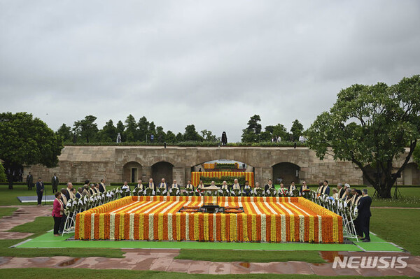 [AP/뉴시스] 인도 뉴델리 G20가 폐막한 20일 정상들이 마지막 행사로 라즈가트의 마하트마 간디 추모공원에 공동 참배하고 있다. 이것으로 폐막 단체기념 사진을 가름했다.