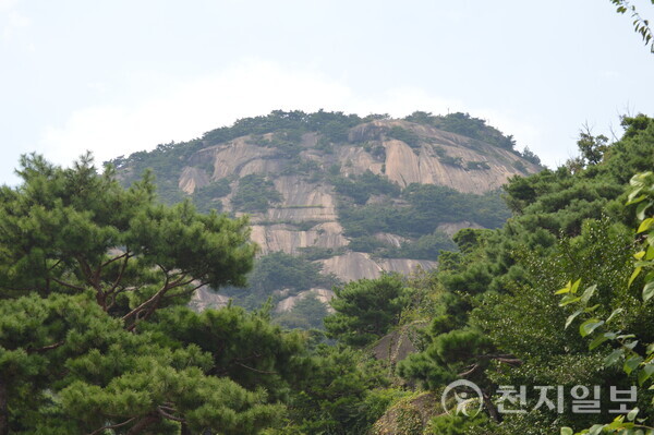 [천지일보=송연숙 기자] 수성동계곡 입구에서 보이는 인왕산 ⓒ천지일보 2023.09.10.