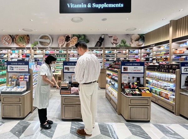 고객들이 신세계백화점에서 고함량 비타민 제품을 고르고 있다. (제공: 신세계백화점)
