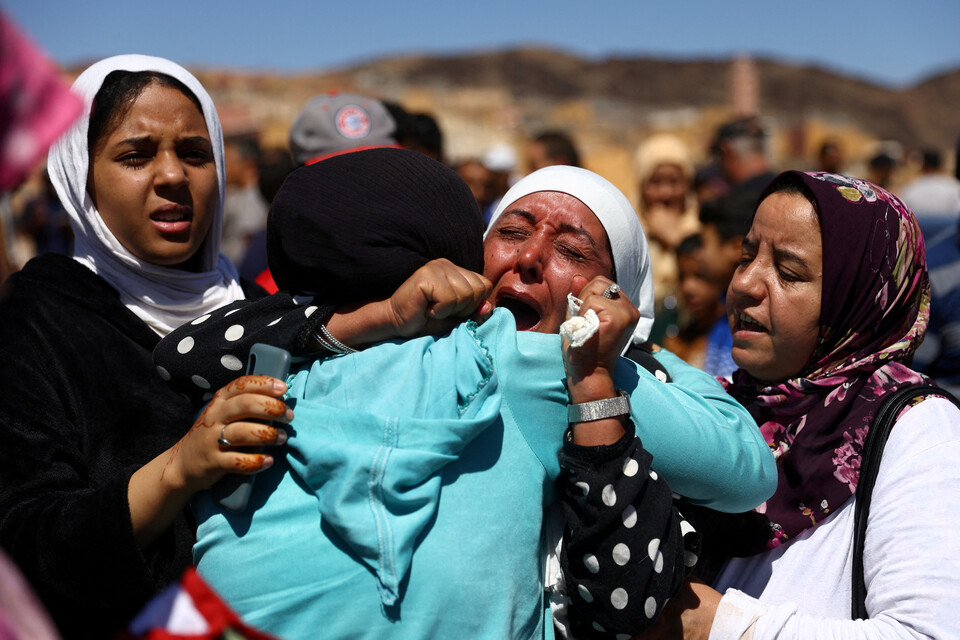 10일(현지시간) 모로코 대지진 희생자 유족들이 물레이 브라힘에서 열린 2명의 장례식에서 슬퍼하고 있다. (로이터/연합뉴스) 2023.09.11.