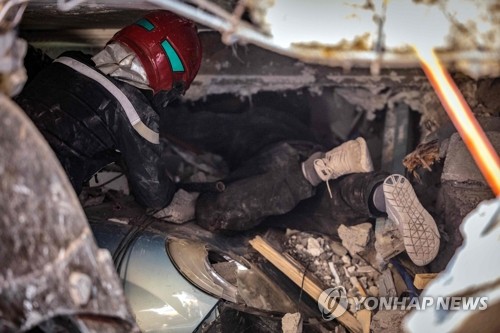 모로코 구조대원들이 9일(현지시간) 지진 진앙과 가까운 알 하우즈 지역의 잔해 속에서 수색 작업을 펼치고 있다. (AFP/연합뉴스) 2023.09.11.