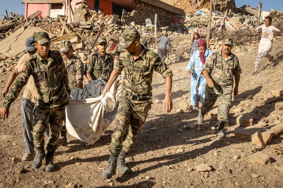 모로코군이 9일(현지시간) 마라케시 타페가그테의 무너진 한 주택에서 시신을 수습하고 있다. (로이터/연합뉴스) 2023.09.11.