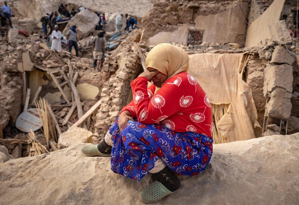 10일(현지시간) 모로코 아미즈미즈 은탈라 마을에서 한 여성이 지진의 여파로 파괴된 건물 잔해 위에서 슬퍼하고 있다. (AFP/연합뉴스) 2023.09.11.
