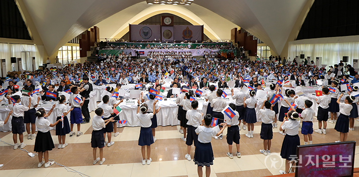 2019년 2월 22일 캄보디아 프놈펜 왕립대학교에서 HWPL 평화 교육위원회 출범식에서 학생들이 한국어로 평화 노래를 부르며 축하 공연을 펼치고 있다. (제공:HWPL) ⓒ천지일보 2023.09.11.