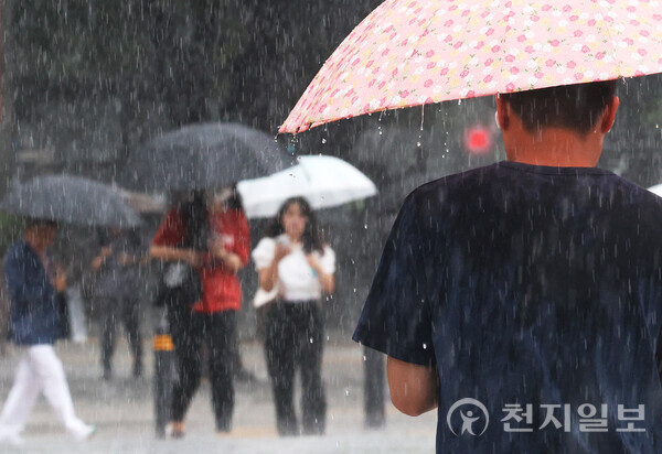 [천지일보=남승우 기자] 전국이 대체로 흐리고 비가 내리면서 ‘가을 장마’ 시즌이 시작될 것으로 예상된 가운데 29일 서울 종로구 종각역 일대에서 시민들이 우산을 쓴 채 발걸음을 재촉하고 있다. ⓒ천지일보 2023.08.29.