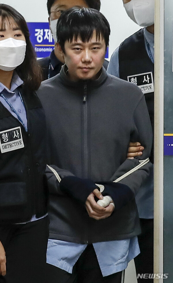 신당역 살인사건 피의자인 전주환(31)이 지난해 9월 21일 오전 서울 중구 남대문경찰서에서 검찰로 송치되고 있다. (출처: 뉴시스)