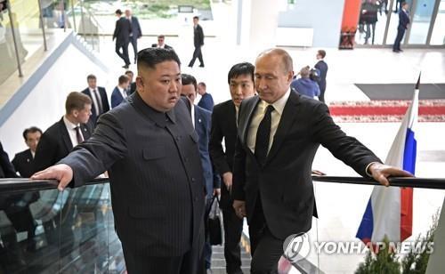 2019년 러 블라디보스토크 방문한 김정은(왼쪽) 북한 국무위원장과 푸틴 대통령. (출처: 연합뉴스)