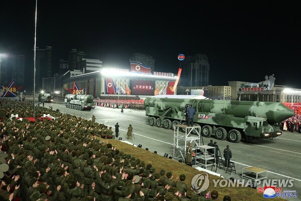 (평양 조선중앙통신=연합뉴스) 북한이 지난 8일 인민군 창건일(건군절) 75주년을 맞아 평양 김일성광장에서 열린 열병식에 고체연료 대륙간탄도미사일(ICBM)로 추정되는 신무기가 등장했다. 2023.2.9