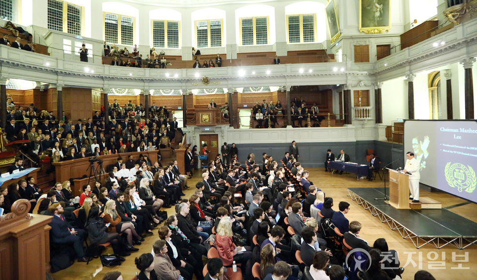2015년 11월 15일 영국 옥스퍼드 대학교 강당에서 모의 UN 회의가 열린 가운데 폐막식에서 이만희 HWPL 대표가 강연하고 있다. 이날 회의에 모인 각국 청년 대표 800여명은 이 대표의 평화의 메시지에 기립박수로 화답했다. (제공: HWPL) ⓒ천지일보