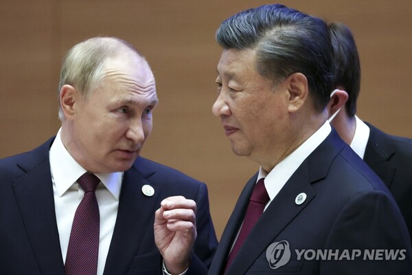 상하이협력기구(SCO) 정상회의장의 블라디미르 푸틴 러시아 대통령과 시진핑 중국 국가주석. (출처: AP 연합뉴스)