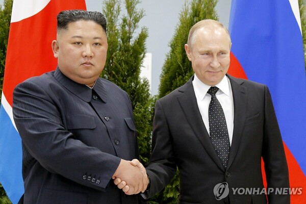 2019년 블라디보스토크에서 회담한 블라디미르 푸틴 러시아 대통령과 김정은 북한 국무위원장. (출처: AP 연합뉴스)