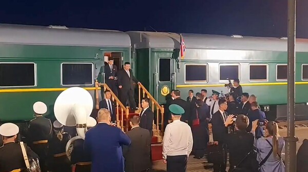 러시아 도착해 기차에서 내리는 김정은. (출처: 코즐로프 러시아 천연자원부 장관 텔레그램 캡처)